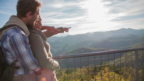 Beaux couples dans l'amour dans le beau paysage banque de vidéos Beaux couples dans l'amour dans le beau paysage banque de vidéos