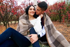 Beaux couples dans l'amour sur la nature avec une guitare photographie stock Beaux couples dans l'amour sur la nature avec une guitare photographie stock