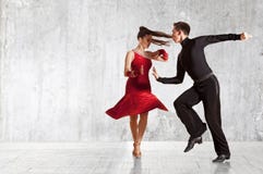 Beaux couples dans la danse de salle de bal active sur le mur photos libres de droits Beaux couples dans la danse de salle de bal active sur le mur photos libres de droits