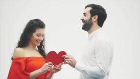 Beaux couples romantiques d'isolement sur le fond blanc Jeune femme attirante et étreinte belle de main avec le coeur rouge clips vidéos Beaux couples romantiques d'isolement sur le fond blanc Jeune femme attirante et étreinte belle de main avec le coeur rouge clips vidéos