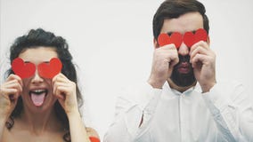 Beaux couples romantiques d'isolement sur le fond blanc Une jeune femme attirante habillée dans une robe rouge, un homme bel banque de vidéos Beaux couples romantiques d'isolement sur le fond blanc Une jeune femme attirante habillée dans une robe rouge, un homme bel banque de vidéos