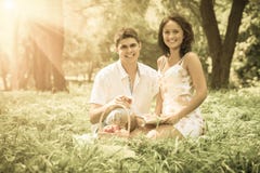 Beaux couples se reposant dans l'herbe examinant le sourire de caméra photos libres de droits Beaux couples se reposant dans l'herbe examinant le sourire de caméra photos libres de droits