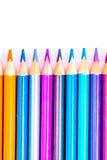 Beaux crayons blancs et color?s r?gl?s de crayons color?s sur le fond blanc Bient?t ? l'?cole De nouveau ? l'?cole photo stock Beaux crayons blancs et color?s r?gl?s de crayons color?s sur le fond blanc Bient?t ? l'?cole De nouveau ? l'?cole photo stock