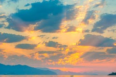 Beaux cumulus au-dessus de la mer photo stock Beaux cumulus au-dessus de la mer photo stock
