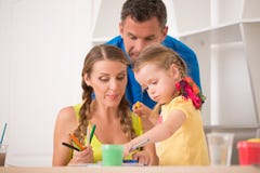 Beaux dessin et peinture heureux de famille à la maison photos stock Beaux dessin et peinture heureux de famille à la maison photos stock
