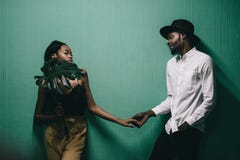 Beaux jeunes couples africains se tenant près de l'un l'autre photo libre de droits Beaux jeunes couples africains se tenant près de l'un l'autre photo libre de droits