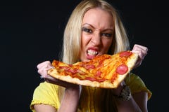 beaux jeunes de femme de pizza de consommation photographie stock libre de droits beaux jeunes de femme de pizza de consommation photographie stock libre de droits