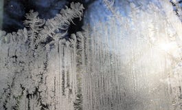 Beaux modèles glacials brillants enduits de Frost de carreau de fenêtre d'hiver de plan rapproché Verre de fenêtre congelé, dessi photo stock Beaux modèles glacials brillants enduits de Frost de carreau de fenêtre d'hiver de plan rapproché Verre de fenêtre congelé, dessi photo stock