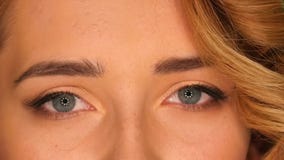 Beaux yeux bruns de jeune femme blonde, fin clips vidéos Beaux yeux bruns de jeune femme blonde, fin clips vidéos