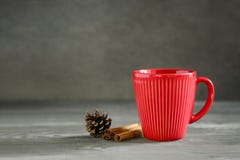 Bebida caliente de las vacaciones de invierno de la Navidad o del Año Nuevo en una taza roja Fotografía de archivo Bebida caliente de las vacaciones de invierno de la Navidad o del Año Nuevo en una taza roja Fotografía de archivo