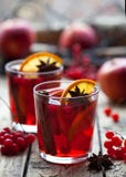 Bebida caliente del invierno La Navidad reflexionó sobre el vino rojo o la sangría con los palillos de canela, las estrellas del imágenes de archivo libres de regalías Bebida caliente del invierno La Navidad reflexionó sobre el vino rojo o la sangría con los palillos de canela, las estrellas del imágenes de archivo libres de regalías