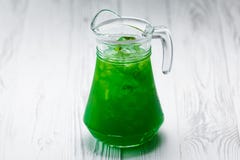 Bebida caseiro fresca verde da limonada em um frasco fotografia de stock royalty free Bebida caseiro fresca verde da limonada em um frasco fotografia de stock royalty free
