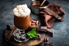 Bebida congelada do cacau com chantiliy, bebida fria do chocolate, frappe do café Fotografia de Stock Bebida congelada do cacau com chantiliy, bebida fria do chocolate, frappe do café Fotografia de Stock