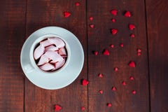 Bebida do cacau com marshmallows e corações na madeira Conceito do dia de são valentim Configuração lisa imagens de stock Bebida do cacau com marshmallows e corações na madeira Conceito do dia de são valentim Configuração lisa imagens de stock