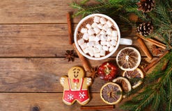 Bebida do Natal O copo do chocolate quente com marshmallows, parte superior vie foto de stock Bebida do Natal O copo do chocolate quente com marshmallows, parte superior vie foto de stock
