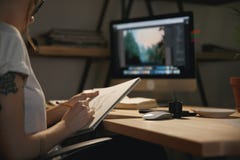 Bebouwd beeld van jonge de tekeningsschetsen van de vrouwenontwerper stock afbeeldingen Bebouwd beeld van jonge de tekeningsschetsen van de vrouwenontwerper stock afbeeldingen