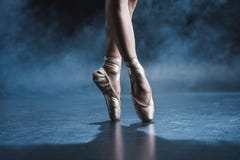 bebouwde mening van balletdanser in pointeschoenen in donkere studio royalty-vrije stock foto's bebouwde mening van balletdanser in pointeschoenen in donkere studio royalty-vrije stock foto's