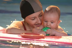 Bebé con la madre en el agua imagen de archivo libre de regalías Bebé con la madre en el agua imagen de archivo libre de regalías