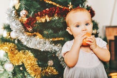 Bebé de 1 año adorable que disfruta de la Navidad imagenes de archivo Bebé de 1 año adorable que disfruta de la Navidad imagenes de archivo
