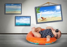 Bebé divertido en círculo de la natación en casa, como en la playa Vacaciones imagenes de archivo Bebé divertido en círculo de la natación en casa, como en la playa Vacaciones imagenes de archivo