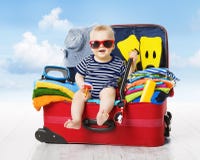Bebé en maleta del viaje Niño dentro del equipaje lleno para las vacaciones foto de archivo libre de regalías Bebé en maleta del viaje Niño dentro del equipaje lleno para las vacaciones foto de archivo libre de regalías