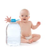 Bebé infantil del niño que se sienta con la botella grande de agua potable Fotos de archivo Bebé infantil del niño que se sienta con la botella grande de agua potable Fotos de archivo