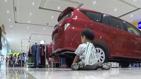 Bebé perdido que se arrastra en piso de la alameda en sitio de demostración de coche almacen de video Bebé perdido que se arrastra en piso de la alameda en sitio de demostración de coche almacen de video