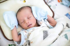 Bebé que duerme en la cama hormona y sueño de crecimiento en niño bebé lindo dormido belleza y moda del bebé foto de archivo Bebé que duerme en la cama hormona y sueño de crecimiento en niño bebé lindo dormido belleza y moda del bebé foto de archivo