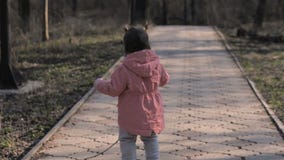 Bebé que juega en el parque metrajes Bebé que juega en el parque metrajes