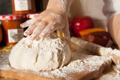 Bebé que juega en la cocina con pasta fotos de archivo libres de regalías Bebé que juega en la cocina con pasta fotos de archivo libres de regalías