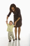 Bebé que recorre con la mama. Bebé que recorre con la mama.