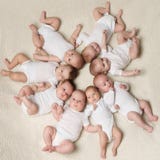 Bebés en un fondo ligero fotografía de archivo libre de regalías Bebés en un fondo ligero fotografía de archivo libre de regalías