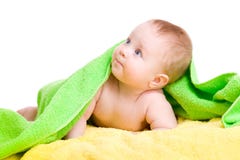 Bebê adorável na toalha verde que olha acima imagens de stock royalty free Bebê adorável na toalha verde que olha acima imagens de stock royalty free