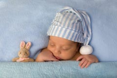 Bebê adorável que dorme na cama azul foto de stock royalty free Bebê adorável que dorme na cama azul foto de stock royalty free