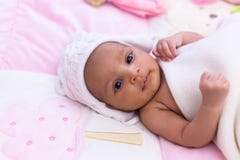 Bebê afro-americano pequeno adorável que olha - peopl preto fotos de stock Bebê afro-americano pequeno adorável que olha - peopl preto fotos de stock