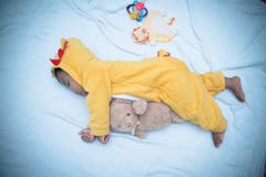 Bebê asiático pequeno bonito que dorme com urso de peluche imagem de stock Bebê asiático pequeno bonito que dorme com urso de peluche imagem de stock