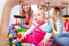 Bebê bonito que olha acima ao sentar-se para baixo no assoalho em casa fotografia de stock Bebê bonito que olha acima ao sentar-se para baixo no assoalho em casa fotografia de stock