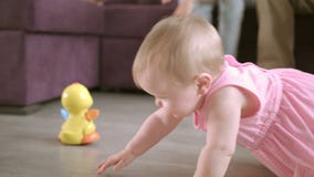 Bebê bonito que rasteja no assoalho em casa Conceito de família feliz vídeos de arquivo Bebê bonito que rasteja no assoalho em casa Conceito de família feliz vídeos de arquivo