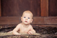 Bebê de olhos azuis bonito que encontra-se na barriga Fotos de Stock Bebê de olhos azuis bonito que encontra-se na barriga Fotos de Stock