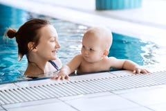 Bebê encantador de sorriso na piscina imagem de stock royalty free Bebê encantador de sorriso na piscina imagem de stock royalty free