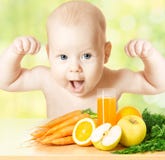Bebê forte, refeição do fruto fresco e vidro do suco fotografia de stock Bebê forte, refeição do fruto fresco e vidro do suco fotografia de stock