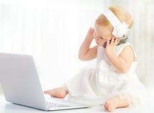 Bebê no laptop, telefone celular imagem de stock royalty free Bebê no laptop, telefone celular imagem de stock royalty free