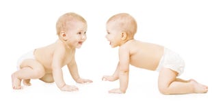 Bebê no tecido que rasteja no branco, crianças no branco foto de stock Bebê no tecido que rasteja no branco, crianças no branco foto de stock