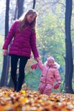 Bebê pequeno bonito com matriz imagem de stock Bebê pequeno bonito com matriz imagem de stock