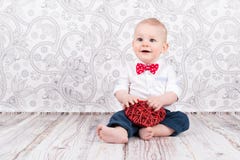 Bebê que joga com coração vermelho foto de stock royalty free Bebê que joga com coração vermelho foto de stock royalty free