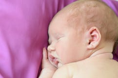 Bebê recém-nascido que dorme no roxo fotos de stock royalty free Bebê recém-nascido que dorme no roxo fotos de stock royalty free
