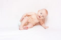 Bebê recém-nascido que encontra-se em uma cama imagens de stock Bebê recém-nascido que encontra-se em uma cama imagens de stock