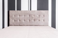 Bed met tufted hoofdeinde Stock Foto Bed met tufted hoofdeinde Stock Foto