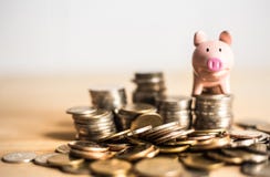 Bedeutung des Einsparungsgeldkonzeptes mit Sparschwein über den Münzen stockfotografie Bedeutung des Einsparungsgeldkonzeptes mit Sparschwein über den Münzen stockfotografie