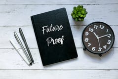 Bedrijfs concept Hoogste die mening van klok, installatie, pen en notitieboekje met Toekomstig Bewijs wordt geschreven royalty-vrije stock afbeeldingen Bedrijfs concept Hoogste die mening van klok, installatie, pen en notitieboekje met Toekomstig Bewijs wordt geschreven royalty-vrije stock afbeeldingen